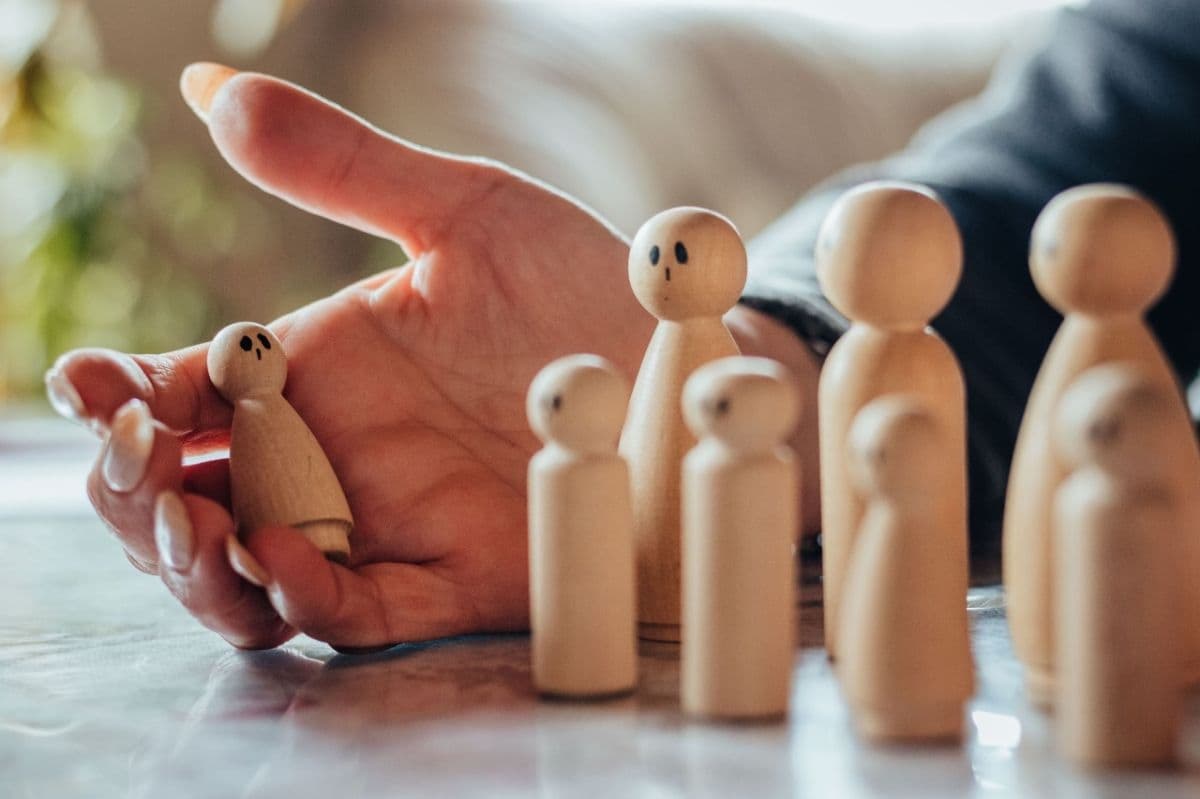 Figuras de madera usadas para representar a una familia en una constelación