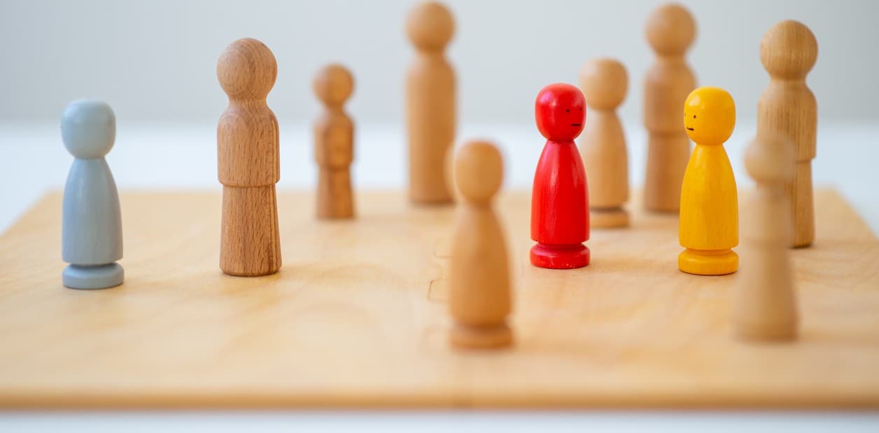 Figuras de madera sobre una mesa para una constelación individual